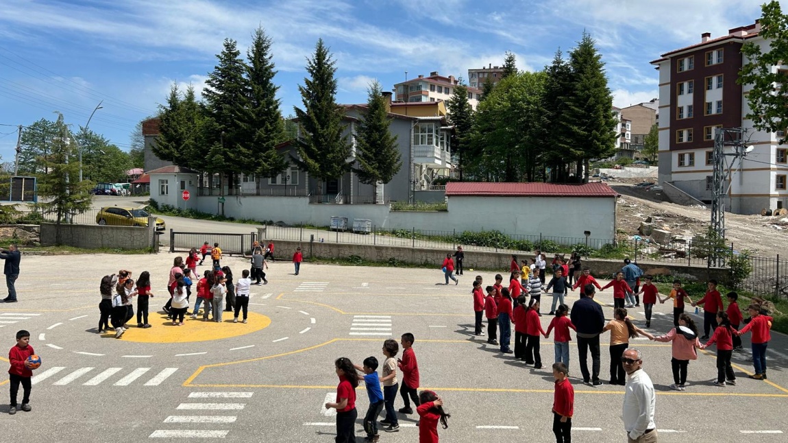 Geleneksel Çocuk Oyunları Şenliği Okulumuzda Düzenlendi